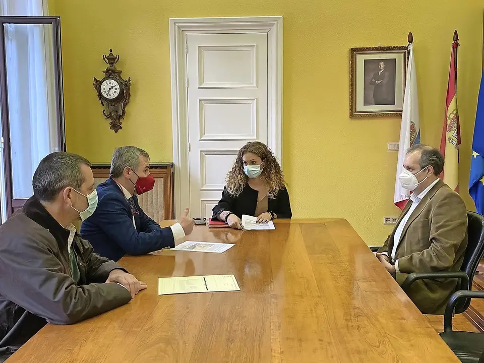 Asistentes a la reuni&oacute;n entre Bezana, Costas y Delegaci&oacute;n del Gobierno.