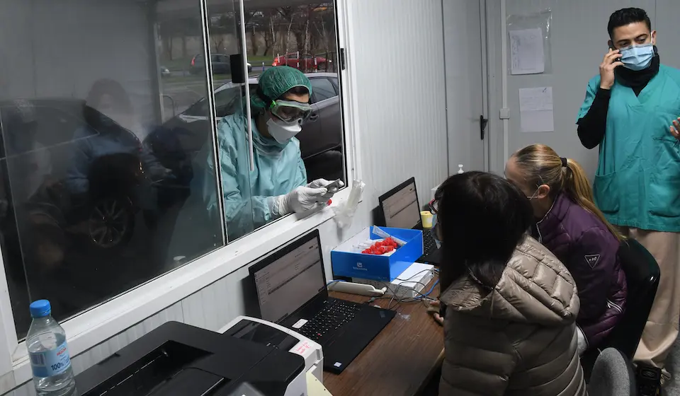 Los sanitarios en el puesto de coroauto para la realizaci&oacute;n de las PCR de detecci&oacute;n contra el coronavirus. / HARDY