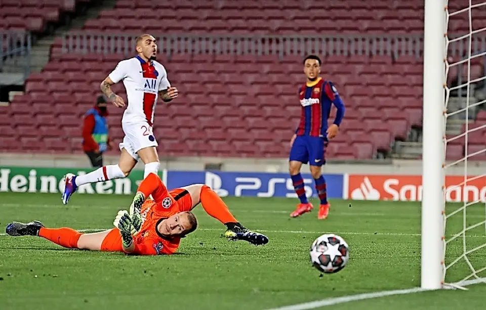 BARCELONA, 16/02/2021.- El portero alem&aacute;n del Barcelona Marc-Andr&eacute; ter Stegen (en el suelo) despeja el lanzamiento del defensa franc&eacute;s del Par&iacute;s Saint-Germain Layvin Kurzawa (i) durante el encuentro de ida de octavos de final de la Liga de Campeones entre FC Barcelona y Par&iacute;s Saint-Germain, este martes en el Camp Nou, en Barcelona. EFE/Alberto Est&eacute;vez