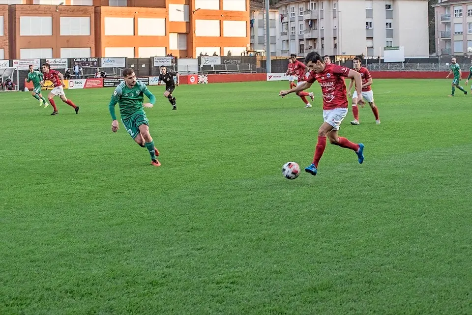 Los jugadores del Laredo llegan a Barakaldo, plenos de moral tras el triunfo del pasado s&aacute;bado. / Reguera