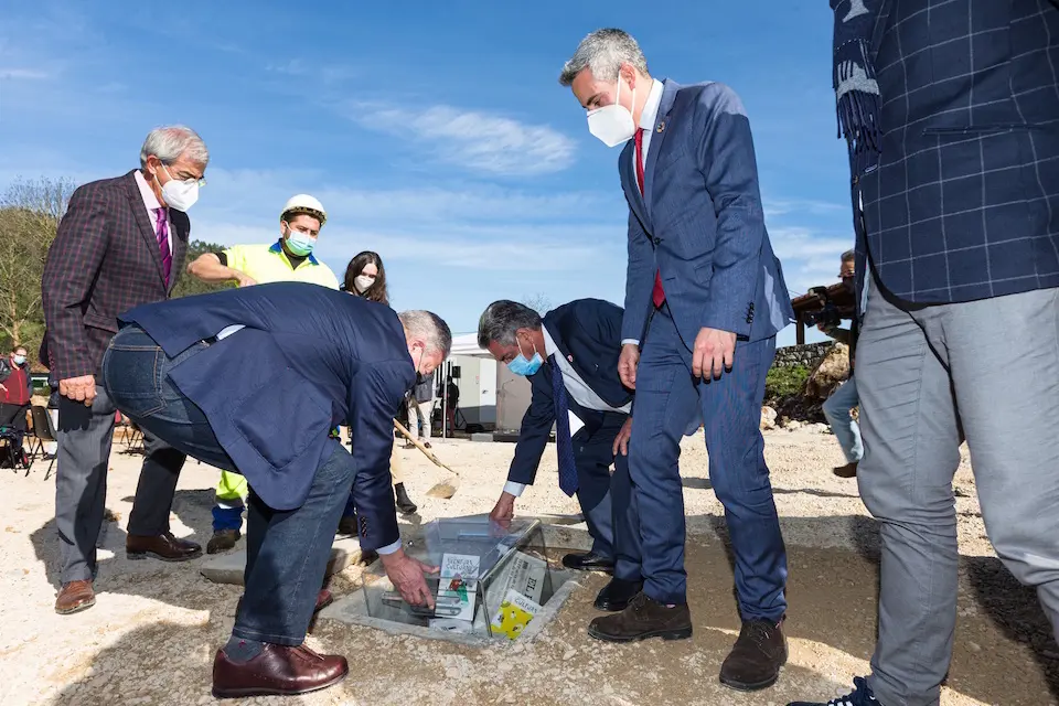 El presidente, Miguel &Aacute;ngel Revilla, y el vicepresidente y consejero de Universidades, Igualdad, Cultura y Deporte, Pablo Zuloaga, asisten al acto de inicio de las obras del Centro de Arte Rupestre de Cantabria. / E. PRESS