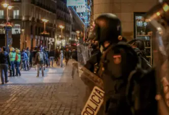 Varios agentes de la Polic&iacute;a Nacional durante una manifestaci&oacute;n contra el encarcelamiento del rapero y poeta Pablo Hasel, en la Puerta del Sol. - Ricardo Rubio - Europa Press
