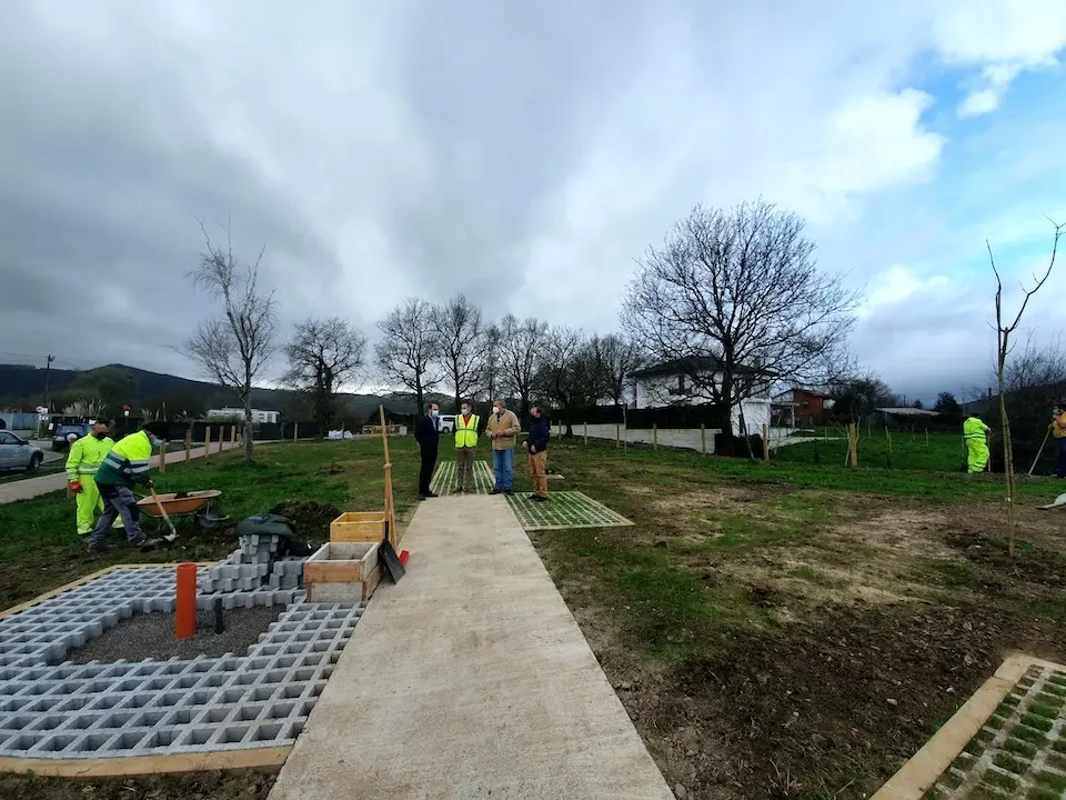 Vista de las obras del parque canino situado en la zona entre Nueva Ciudad y Campuzano. / ALERTA