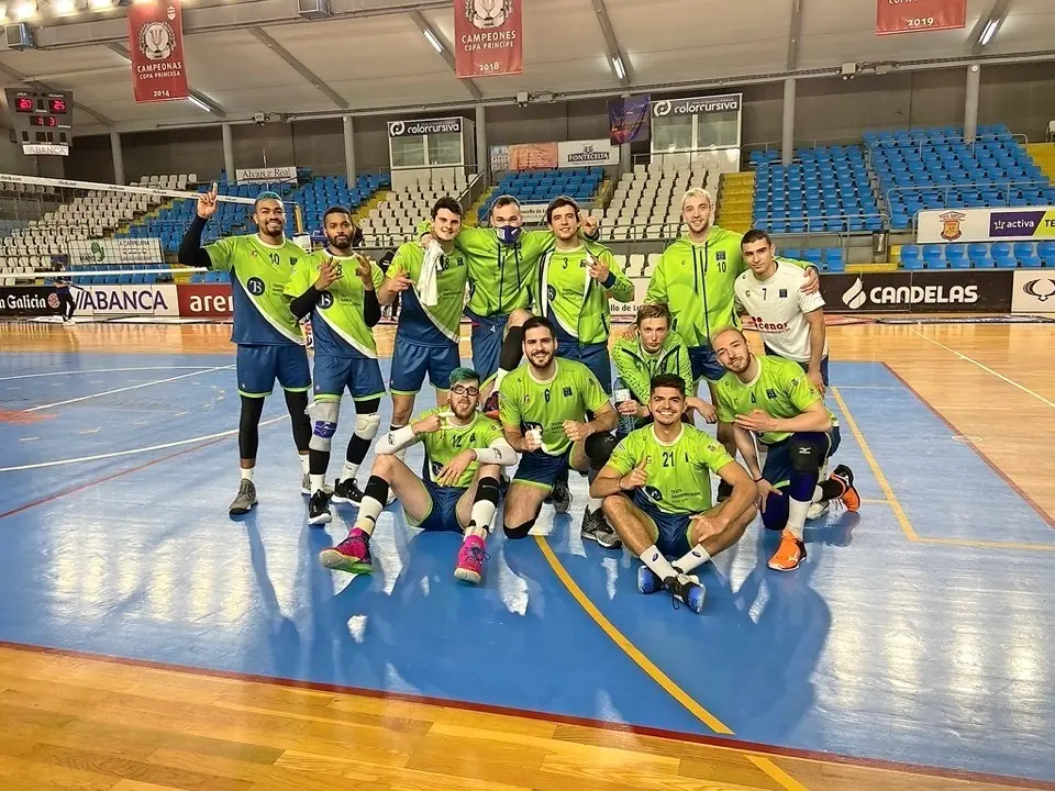 Los jugadores del equipo c&aacute;ntabro celebrando el triunfo sobre la pista lucense. / alerta