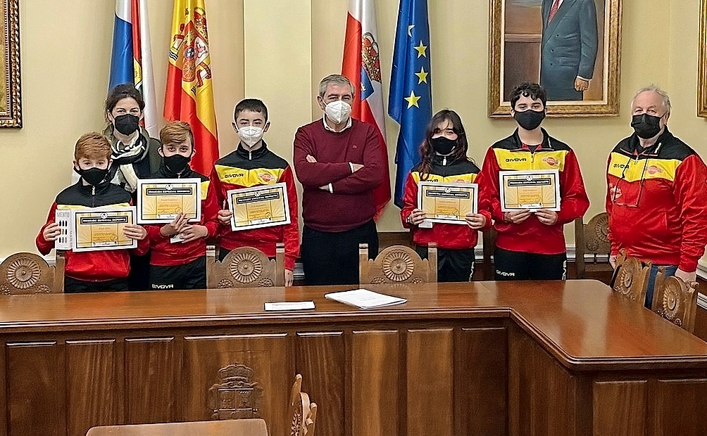 El alcalde de Suances junto al equipo de k&aacute;rate.