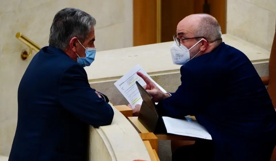El presidente de Cantabria, Miguel &Aacute;ngel Revilla y el consejero de Sanidad Miguel Rodr&iacute;guez durante la sesi&oacute;n parlamentaria. / HARDY