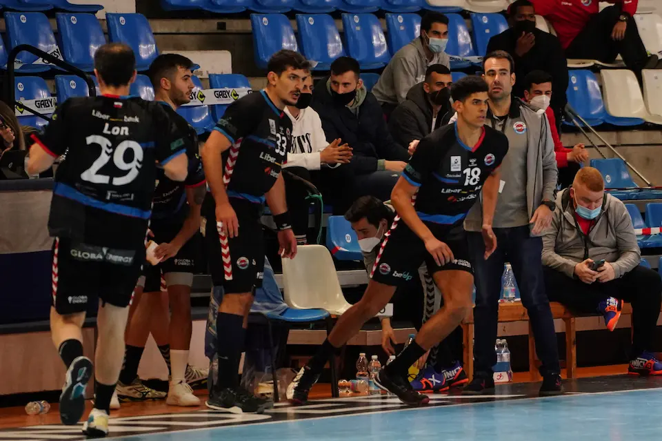 060221 SANTANDERBALONMANO SIN FIN PUENTEGENILFOTO NACHO CUBERO
