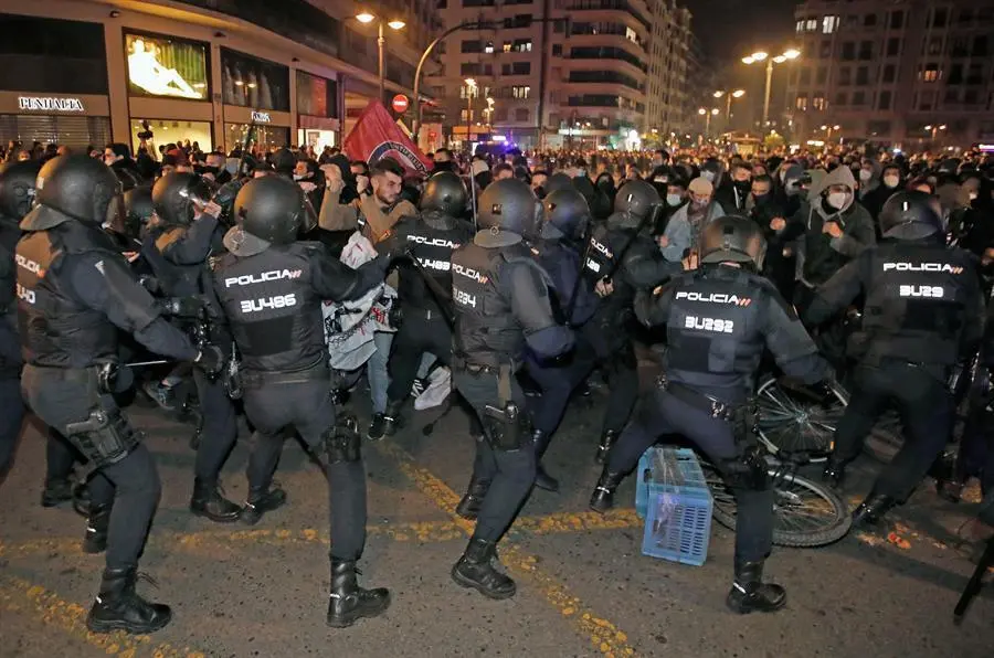 La Polic&iacute;a antidisturbios carga contra los manifestantes durante la concentraci&oacute;n convocada en Valencia en protesta por la detenci&oacute;n e ingreso en prisi&oacute;n del rapero Pablo Hasel. EFE/ Biel Ali&ntilde;o