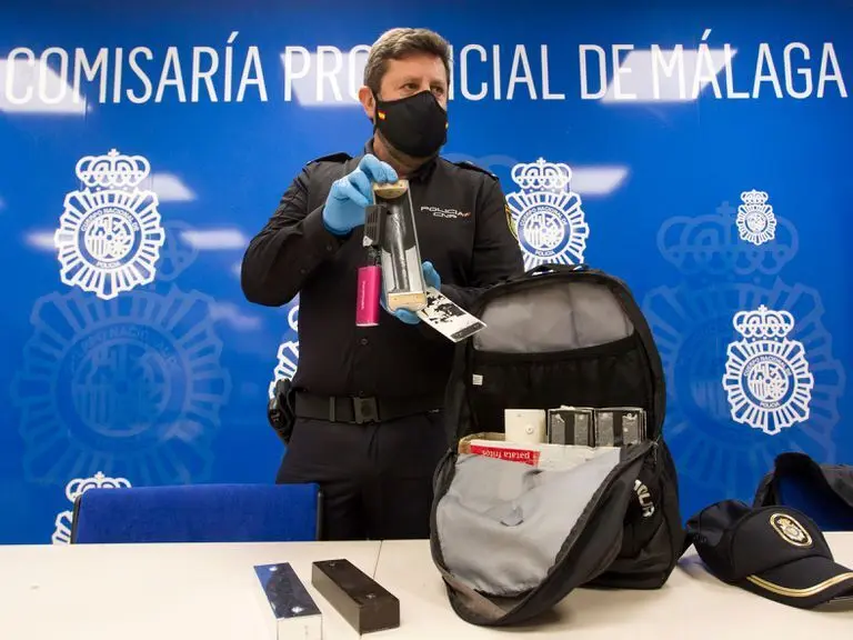 Antonio Arcos, jefe de la Brigada M&oacute;vil de la Polic&iacute;a Nacional en M&aacute;laga, muestra uno de los dispositivos usados para esconder las c&aacute;maras, este viernes.Garcia-Santos