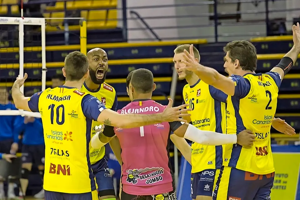 Los jugadores del CV Guaguas celebrando una victoria. / ALERTA