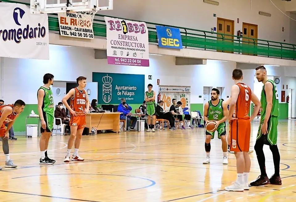 Sutina, del Pas Pi&eacute;lagos, se dispone a lanzar un tiro libre, en el partido del pasado fin de semana. / alerta Tiempo muerto del Cantbasket. / Lanza