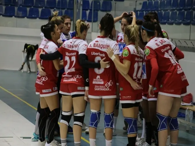 Las chicas del balonmano Pereda durante un encuentro. / ALERTA