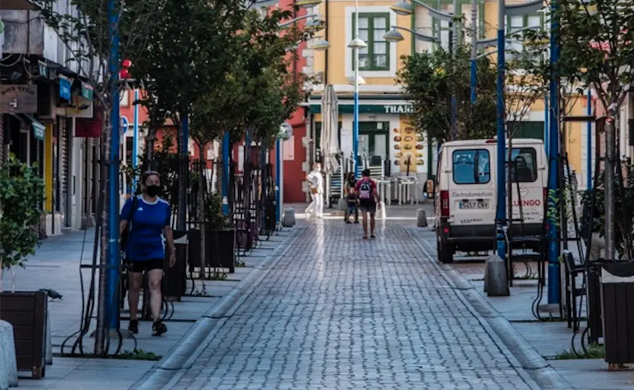 Vista de una calle del centro de Santo&ntilde;a. / ALERTA