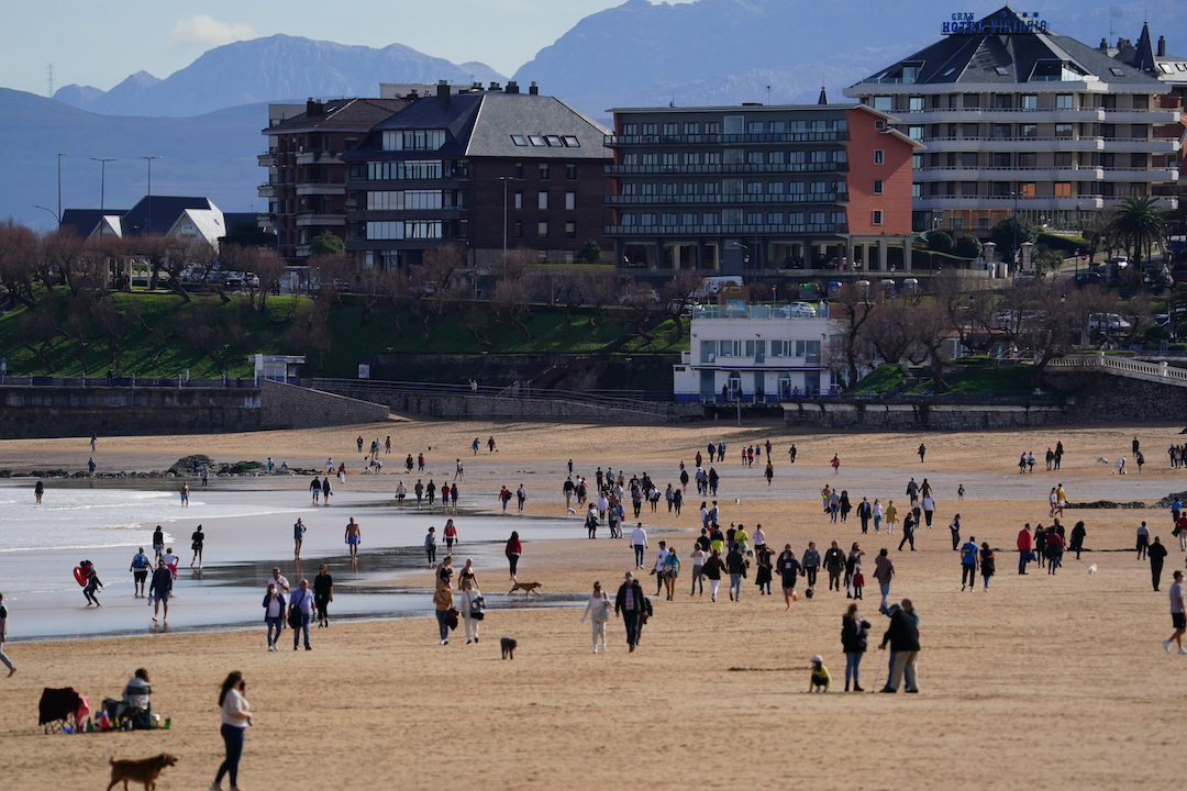 Varias personas disfrutan de la playa en el Sardinero donde luce el sol. / HARDY