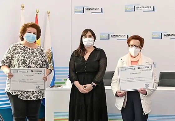 Paulina L&oacute;pez y M&ordf; Elena Oliva junto a la concejal de Santander. / ALERTA