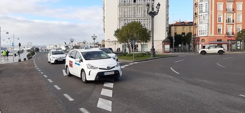 Varios taxis circulan por las inmediaciones de Puertochico. / S. D.