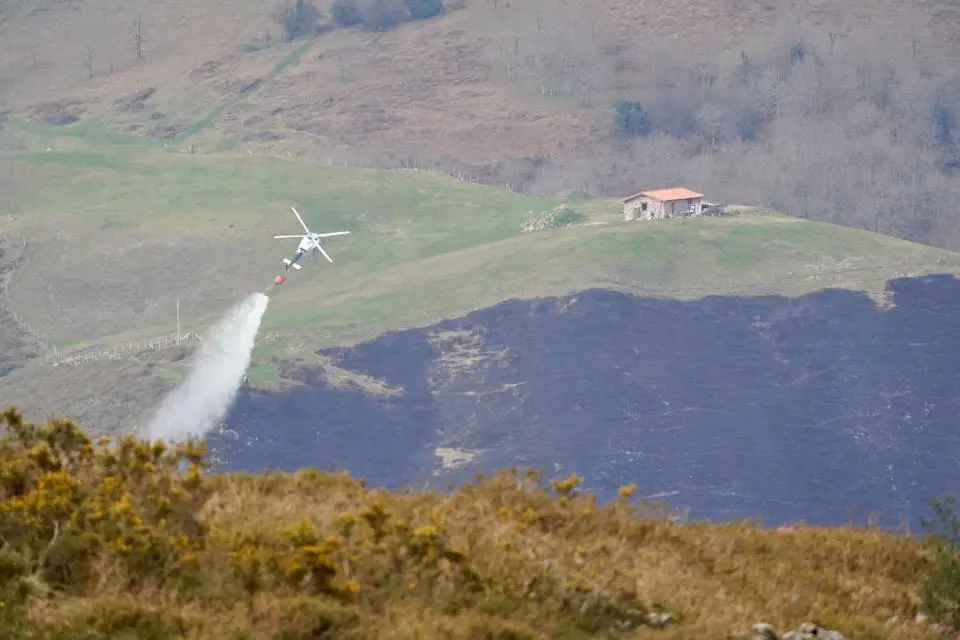 El equipo del BRIFF del Gobierno de Espa&ntilde;a ayuda en los incendios. / @BRIFRUENTE