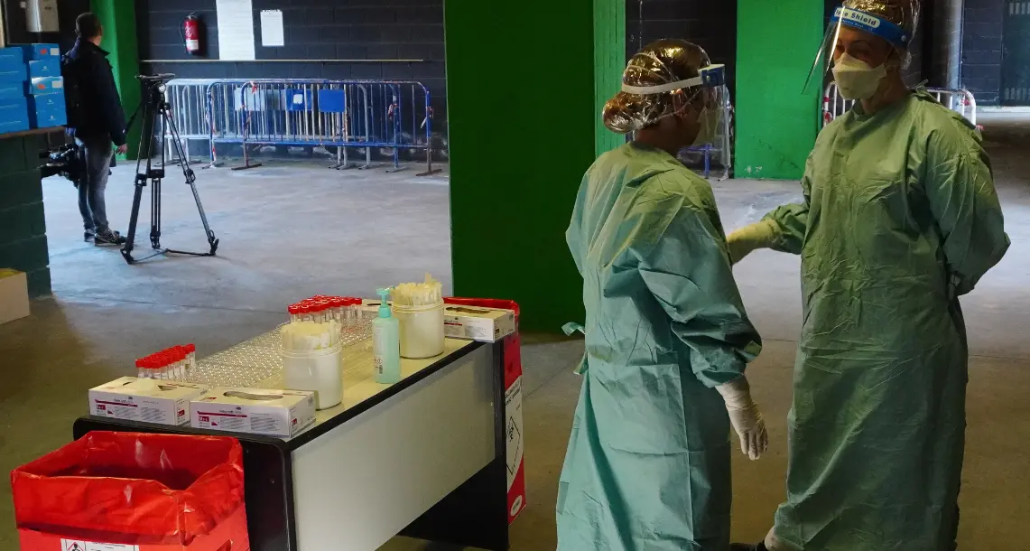 Dos sanitarios charlan en la finalizaci&oacute;n del testaje de coronavirus. / Hardy