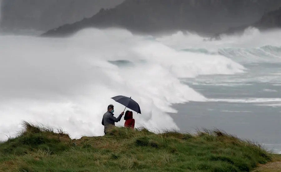 Vista del oleaje este s&aacute;bado de la playa de Ponzos en Ferrol (A Coru&ntilde;a). Once comunidades est&aacute;n en "alerta" ante las persistentes precipitaciones y los fuertes vientos que trae la borrasca Karim, que en algunos zonas altas y del litoral en el norte peninsular pueden alcanzar los 120 kil&oacute;metros por hora. EFE/Kiko Delgado