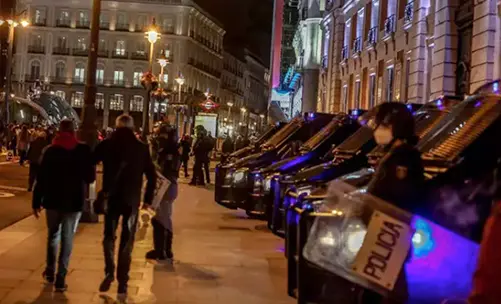 Varios furgones de la Polic&iacute;a Nacional durante una manifestaci&oacute;n contra el encarcelamiento del rapero y poeta Pablo Hasel en la Puerta del Sol. - Ricardo Rubio - Europa Press