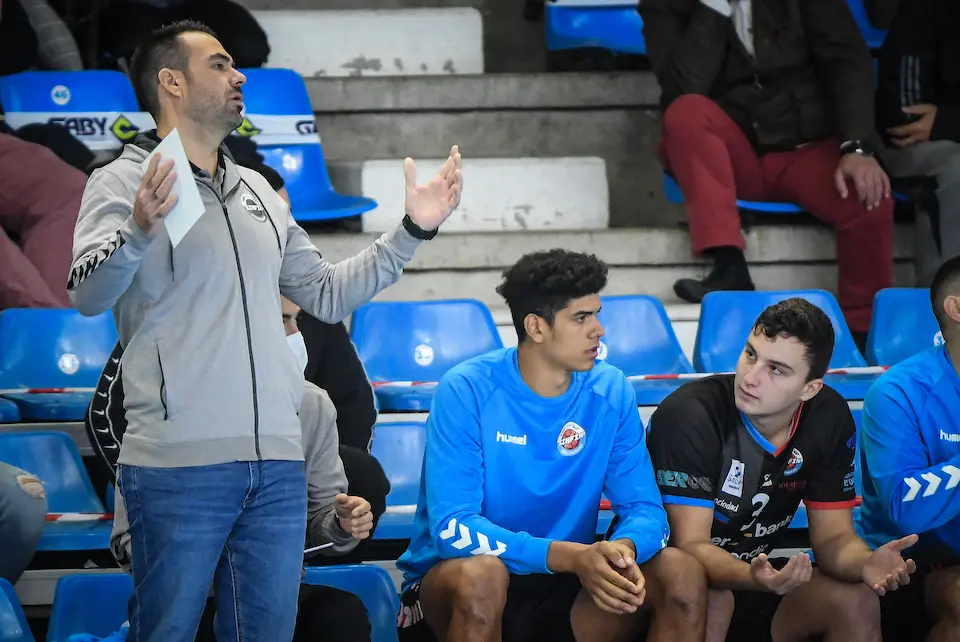El entrenador del Sinfin lamenta una jugada del partido. / Hardy