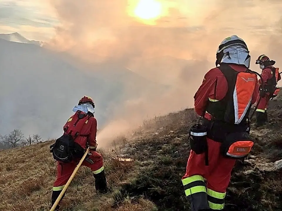Brigada de Refuerzo de Incendios Forestales y se ha solicitado el apoyo de los helic&oacute;pteros del 112. / ALERTA