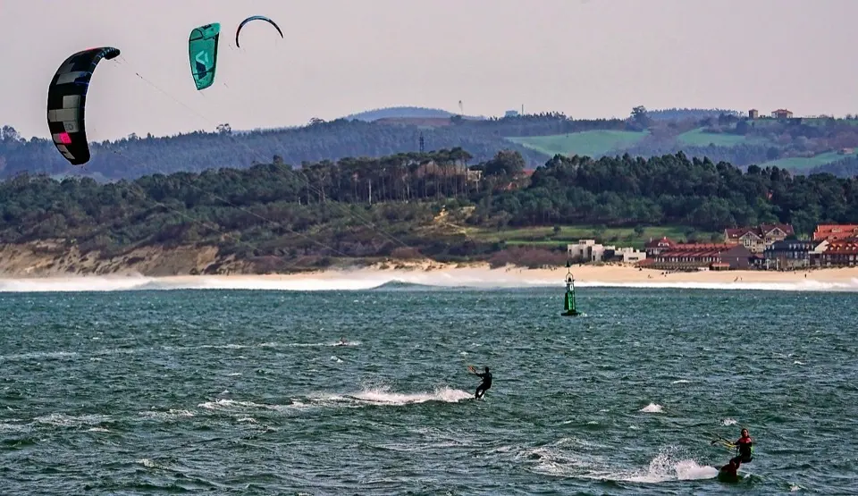 Cantabria est&aacute; en riesgo de diferentes niveles por fuertes vientos. Muchos deportistas han aprovechado el viento sur que soplaba ayer en Santander para hacer deporte. / HARDY