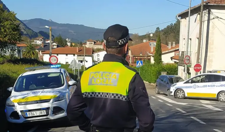 Imagen de un polic&iacute;a de Castro Urdiales durante su labor diaria. / ARCHIVO