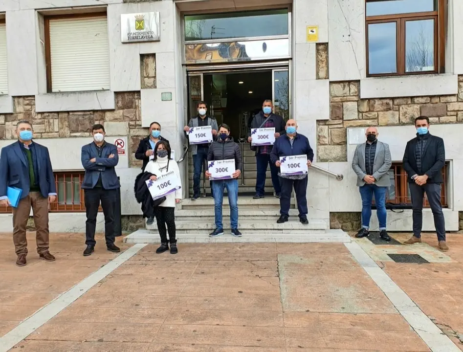 Los ganadores exhiben el premio entregado por el Ayuntamiento de la ciudad. / ALERTA