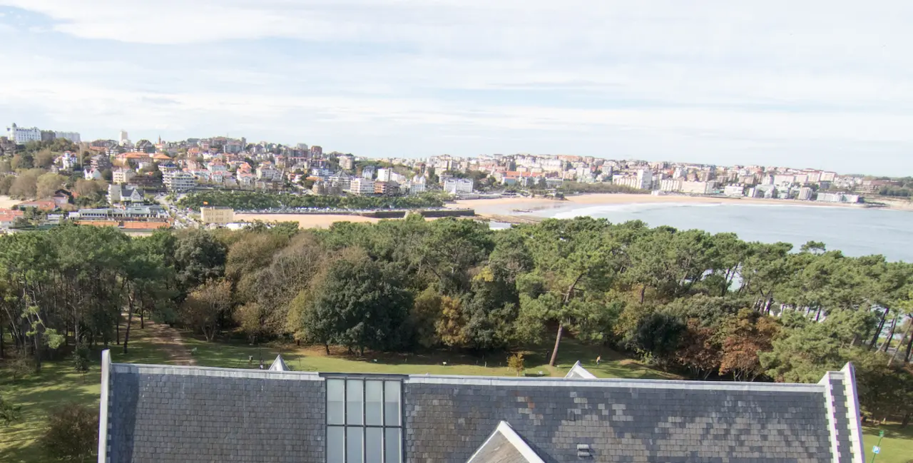 Vista de la costa de la bah&iacute;a de Santander desde la pen&iacute;nsula de la Magdalena. / Hardy
