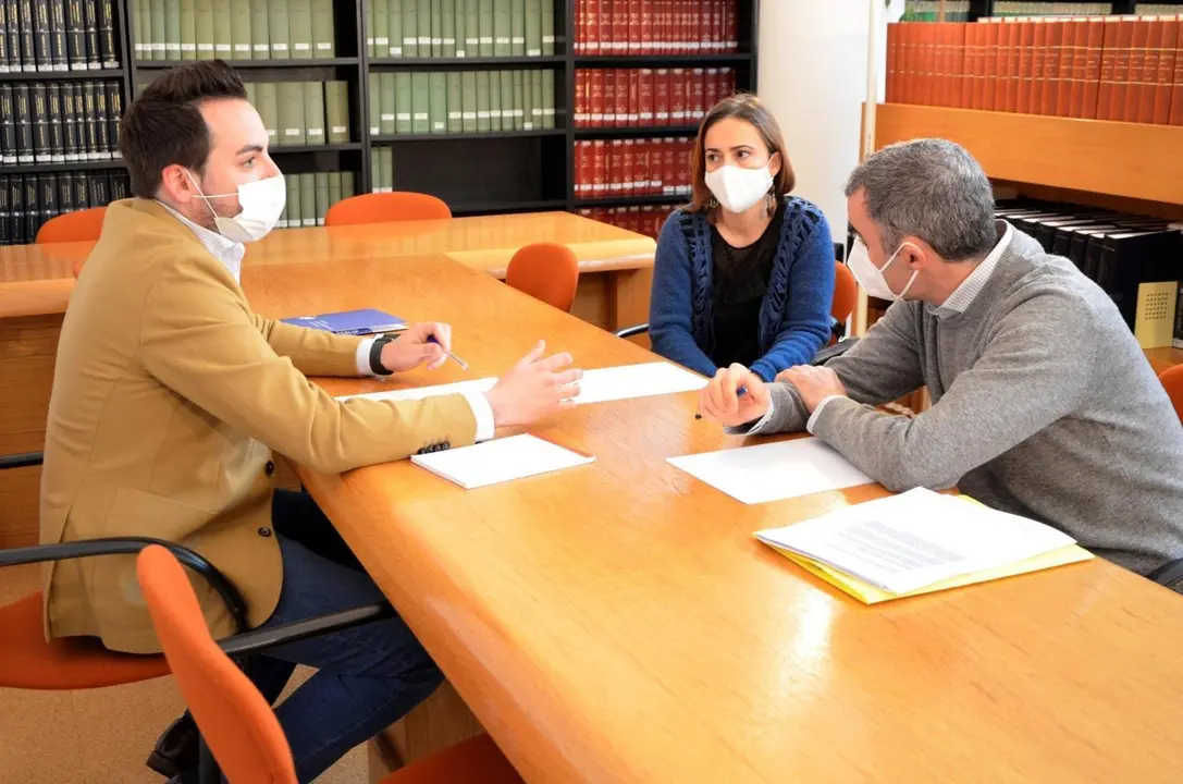 El portavoz de Educaci&oacute;n del grupo popular en el Parlamento de Cantabria, &Aacute;lvaro Aguirre, con representantes del profesorado de FP afectado