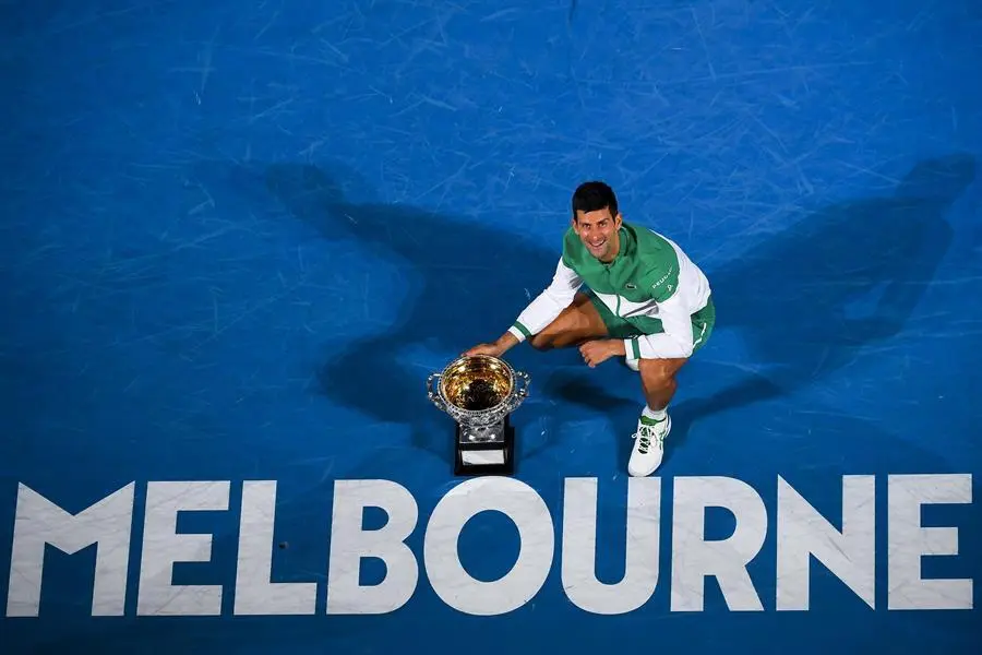 Novak Djokovic de Serbia posa con la Norman Brooks Challenge Cup despu&eacute;s de ganar su partido de la final masculina individual contra Daniil Medvedev de Rusia el d&iacute;a 14 del torneo de tenis del Abierto de Australia Grand Slam en Melbourne Park en Melbourne, Australia, 21 de febrero de 2021 (Tenis, Abierto , Rusia) EFE / EPA / JAMES ROSS AUSTRALIA Y NUEVA ZELANDA