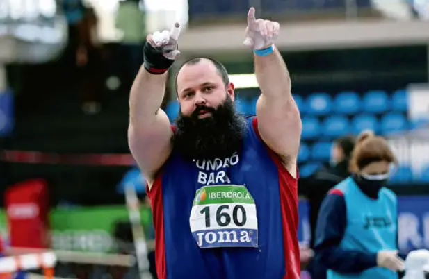 Carlos Tobalina celebrando su t&iacute;tulo de campe&oacute;n de Espa&ntilde;a. / EFE
