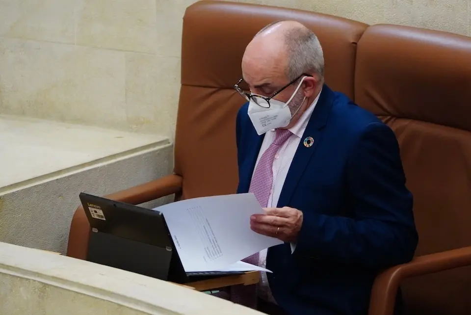 El consejero de Sanidad, Miguel Rodriguez durante una sesi&oacute;n parlamentaria. / HARDY