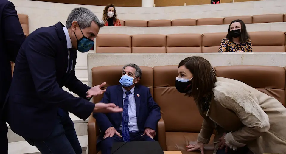 El vicepresidente Pablo Zuloaga junto al presidente y la consejera durante un pleno de Cantabria. / HARDY