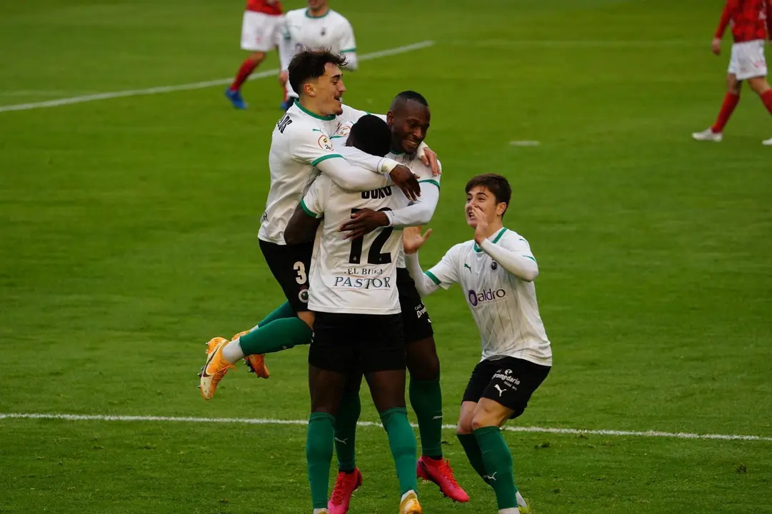 Los jugadores del Racing celebran uno de los goles marcados en el derbi c&aacute;ntabro. / Hardy