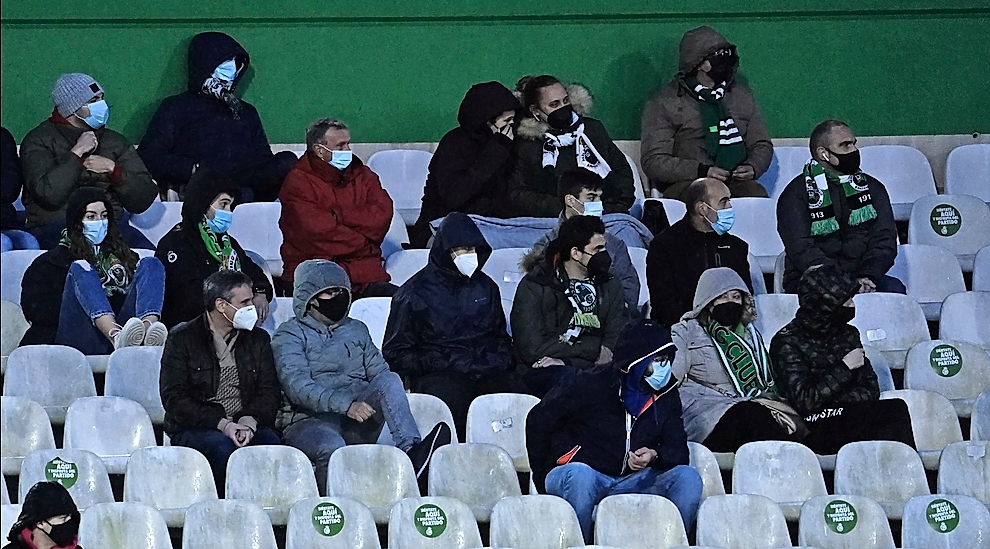 Los socios del Racing volvieron ayer de nuevo a El Sardinero, aunque en n&uacute;mero reducido.