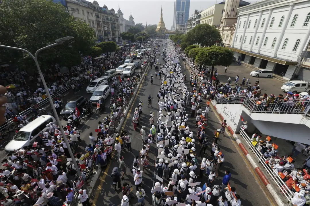 Manifestantes marchan por la calle durante una protesta contra el golpe militar de Myanmar, en Yangon, Myanmar, el 22 de febrero de 2021. Los comercios cerraron y miles de manifestantes antigolpistas salieron a las calles para realizar una huelga general en todo el pa&iacute;s bautizada como el "22222" o levantamiento de los "Cinco Dos", en referencia a la fecha, el 22 de febrero de 2021, a pesar de que la junta militar advirti&oacute; de que utilizar&iacute;a la fuerza letal. (Protestas, Golpe de Estado, Birmania, Estados Unidos) EFE/EPA/LYNN BO BO

Traducci&oacute;n realizada con la versi&oacute;n gratuita del traductor www.DeepL.com/Translator
