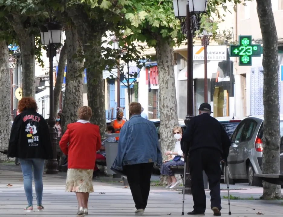 Vista de varias personas caminando por la Avenida de Espa&ntilde;a en Torrelavega. / S.D.