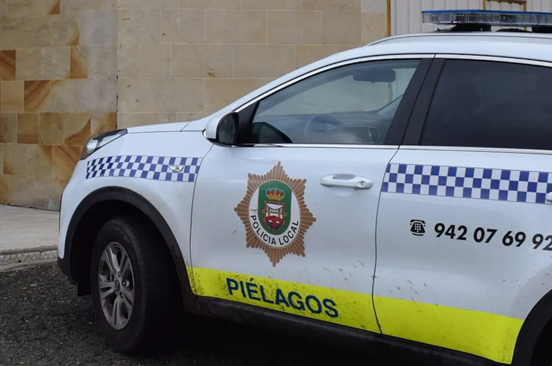 Veh&iacute;culo de la Polic&iacute;a Local de Pi&eacute;lagos.