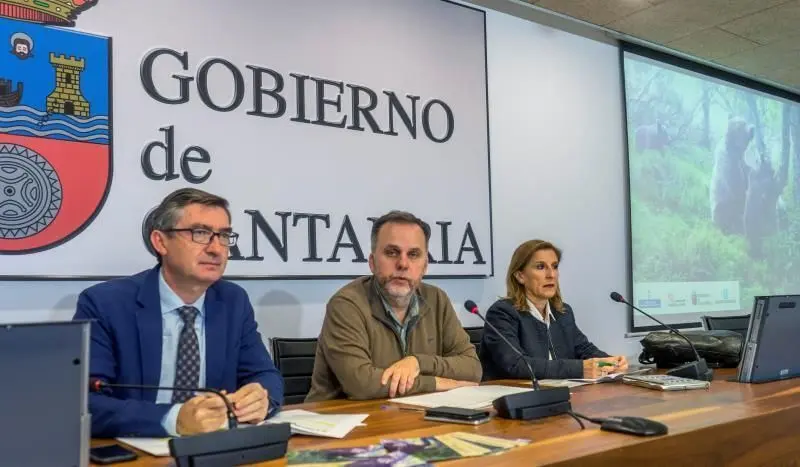 El director general de Biodiversidad, Medio Ambiente y Cambio Clim&aacute;tico de Cantabria, Antonio Lucio en medio de la mesa. / ALERTA