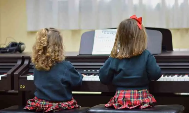 Dos alumnas del Colegio Pe&ntilde;alabra en Miengo.