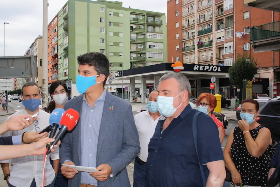 El portavoz socialista Daniel Fern&aacute;ndez durante la visita hoy a la calle Castilla de Santander donde est&aacute; ubicada ya una gasolinera. / ALERTA