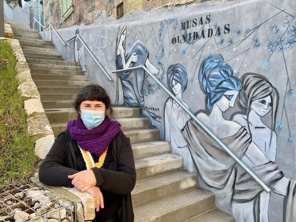 La concejala de Juventud, Noem&iacute; M&eacute;ndez frente al mural. / ALERTA