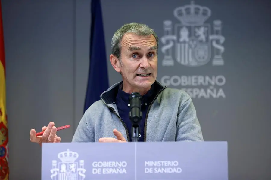 El director del Centro de Coordinaci&oacute;n de Alertas y Emergencias Sanitarias, Fernando Sim&oacute;n, ofrece una rueda de prensa en la sede del Ministerio de Sanidad, este lunes en Madrid. EFE/Juanjo Mart&iacute;n