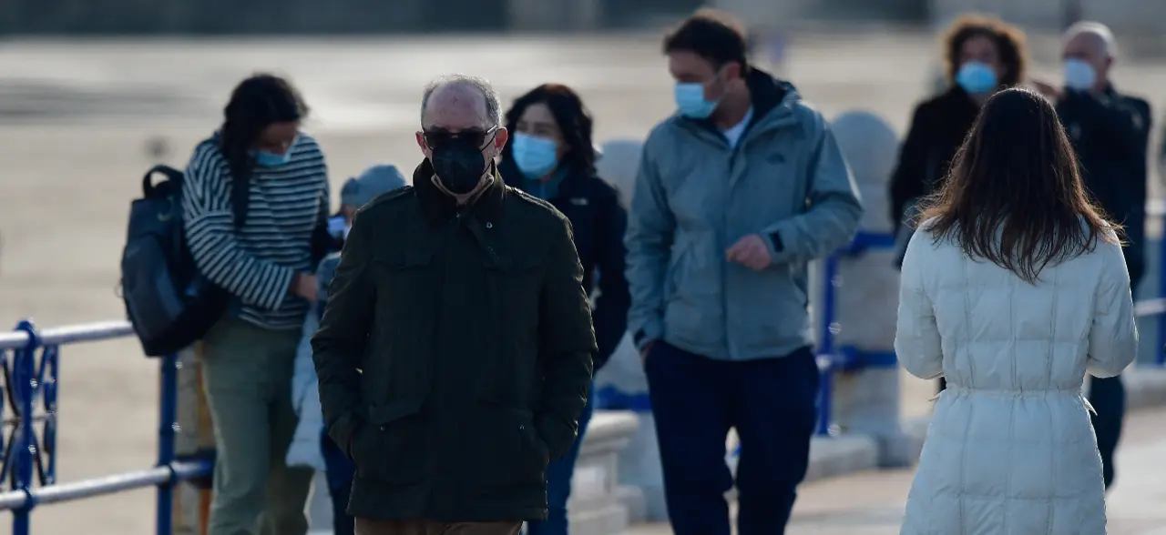 Varias personas caminan con su mascarilla por las inmediaciones del Sardinero en Santander. / HARDY