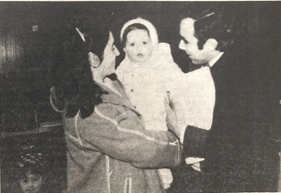 Ciriaco D&iacute;az Porras abraz&oacute; a u mujer, en presencia de sus hijos, a su llegada al aeropuerto de Parayas.