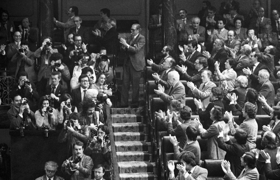 Los diputados, puestos en pie, aplauden a la tribuna de prensa, para felicitar a los informadores por su labor durante el 23F.  / Daniel Blanco / EFE