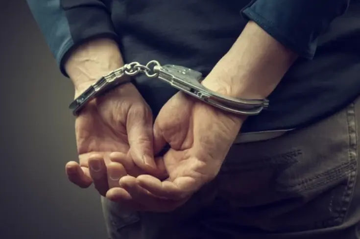 esposas detenido