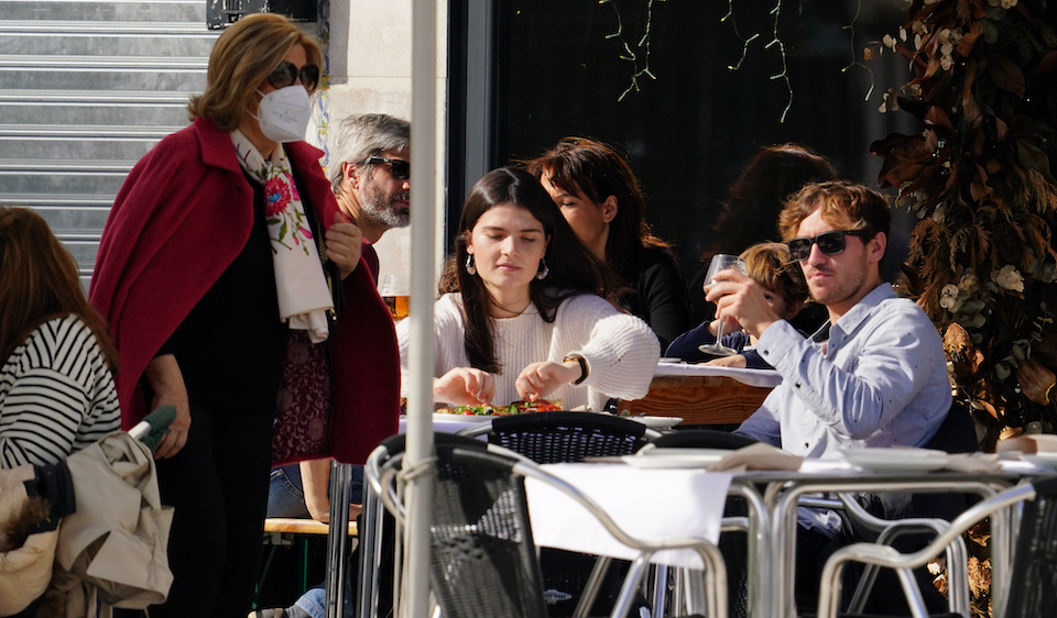 Varias personas disfrutan en una terraza de Santander. / Hardy